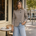Blazer Élise - Veste structurée col montant - Taupe - blazer-femme-01-lifestyle-taupe.png